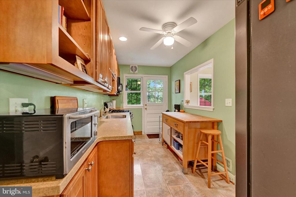 Image 10 of property listing at Address unavailable.