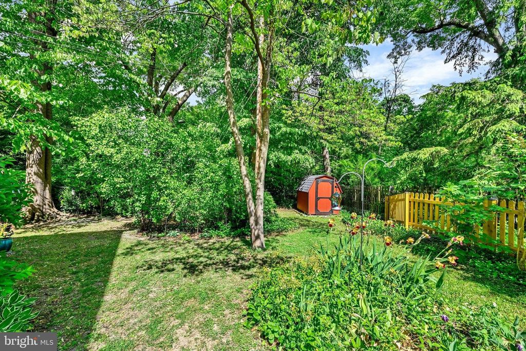 Image 25 of property listing at Address unavailable.
