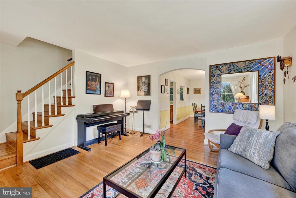 Image 6 of property listing at Address unavailable.