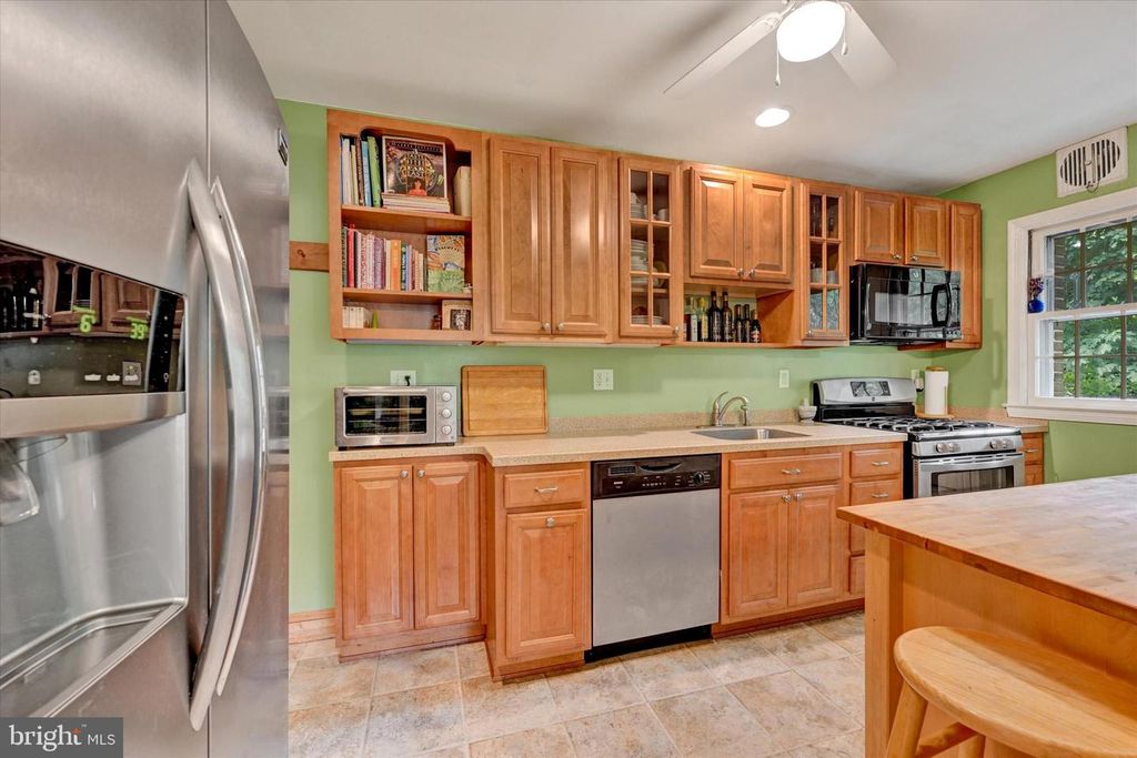 Image 9 of property listing at Address unavailable.