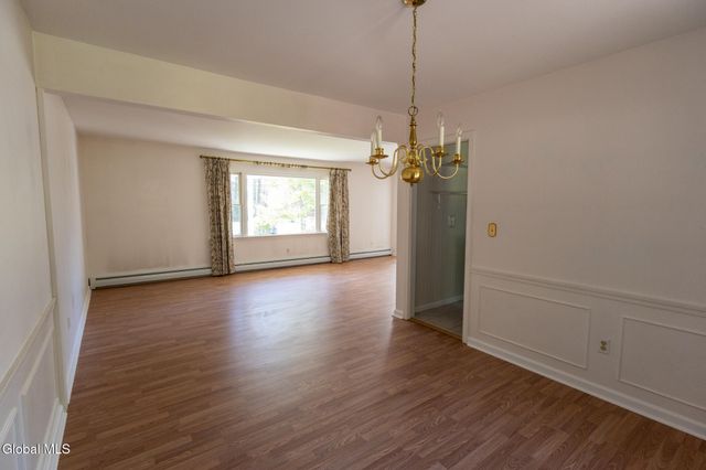 10 Oakwood Drive, Queensbury, NY 12804