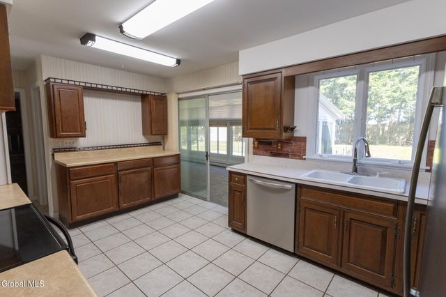 10 Oakwood Drive, Queensbury, NY 12804