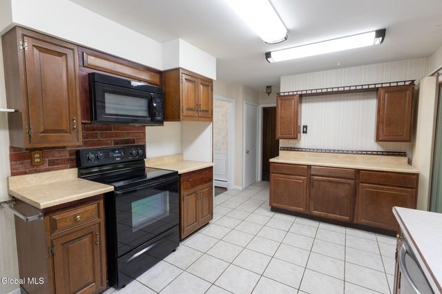 10 Oakwood Drive, Queensbury, NY 12804