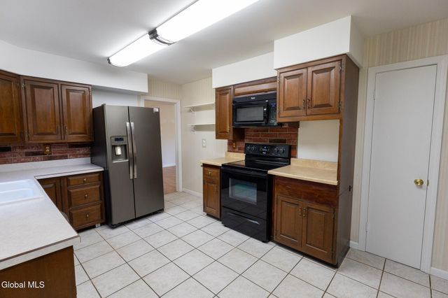 10 Oakwood Drive, Queensbury, NY 12804