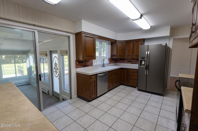 10 Oakwood Drive, Queensbury, NY 12804