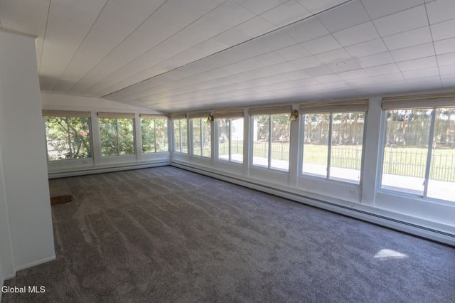 10 Oakwood Drive, Queensbury, NY 12804