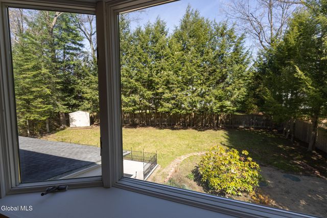 10 Oakwood Drive, Queensbury, NY 12804