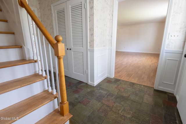 10 Oakwood Drive, Queensbury, NY 12804