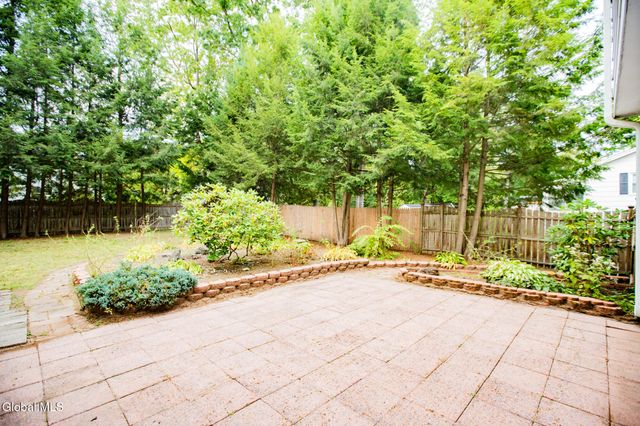 10 Oakwood Drive, Queensbury, NY 12804