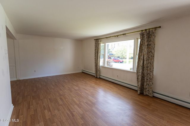 10 Oakwood Drive, Queensbury, NY 12804