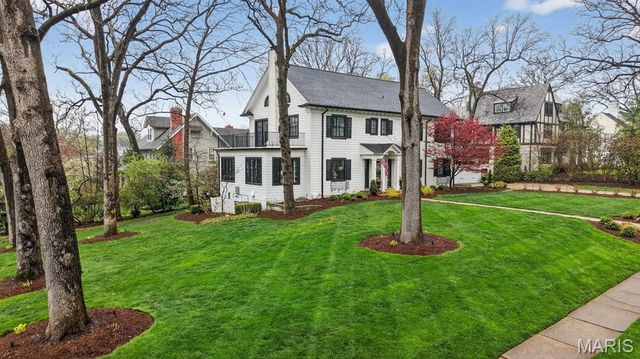 457 Yorkshire Place, Webster Groves, MO 63119