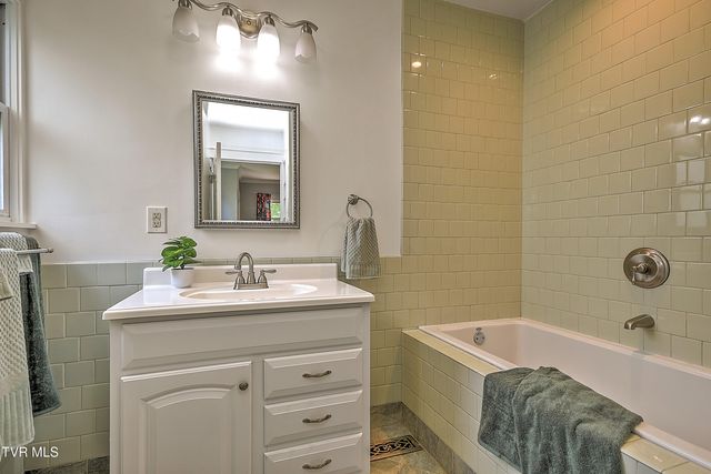 909 East Holston Avenue, Johnson City, TN 37601