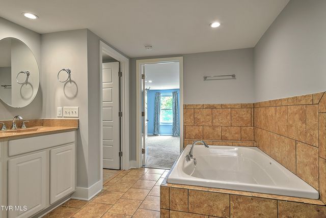 909 East Holston Avenue, Johnson City, TN 37601