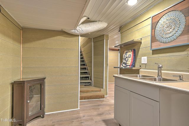 909 East Holston Avenue, Johnson City, TN 37601