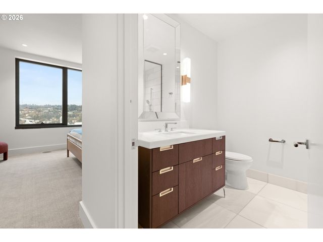 550 Sw 10TH Ave 2601, Portland, OR 97205