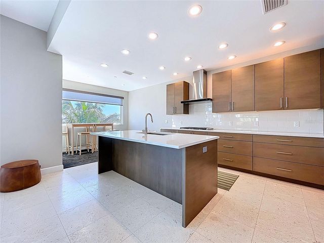 306 BAY PLZ, Treasure Island, FL 33706