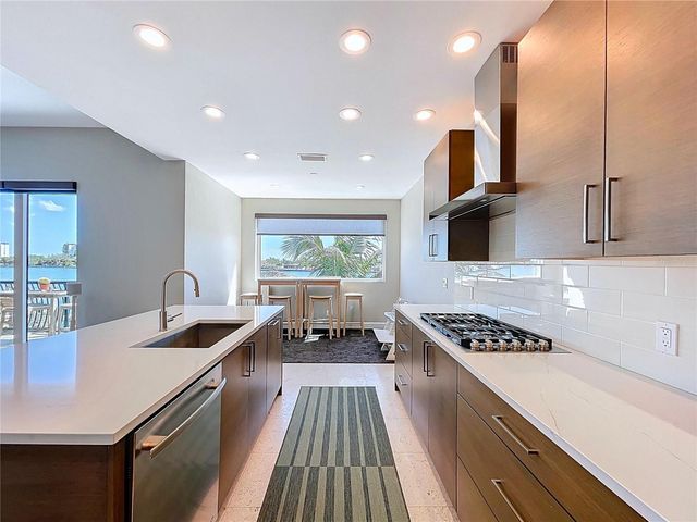 306 BAY PLZ, Treasure Island, FL 33706