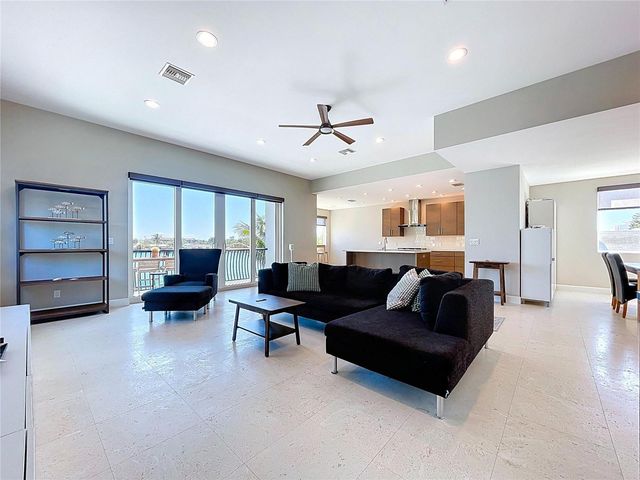 306 BAY PLZ, Treasure Island, FL 33706