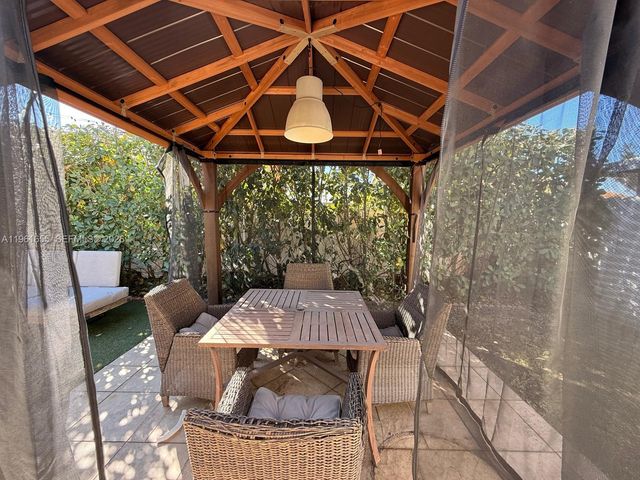 13320 SW 26th Ter ., Miami, FL 33175