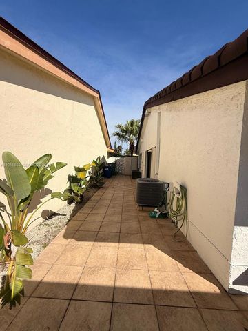 13320 SW 26th Ter ., Miami, FL 33175