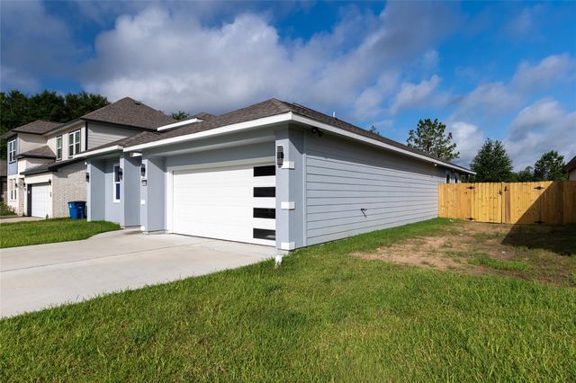 1055 Road 5203, Cleveland, TX 77327