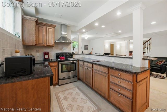 6951 Brook Hollow Court, West Bloomfield Charter Township, MI 48322