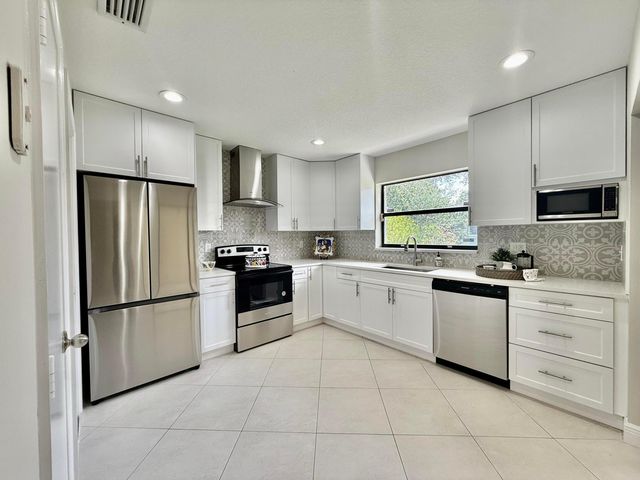 9890 Pecan Tree Drive B, Boynton Beach, FL 33436