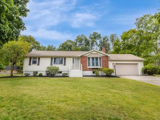 7 School St, Easton, MA 02375