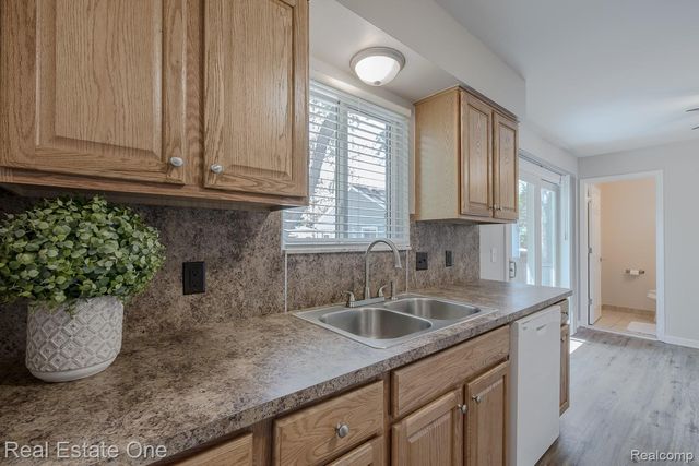 3103 Crooks Road, Rochester Hills, MI 48309