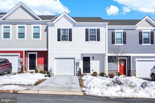 325 LOCUST RUN DR, York, PA 17404