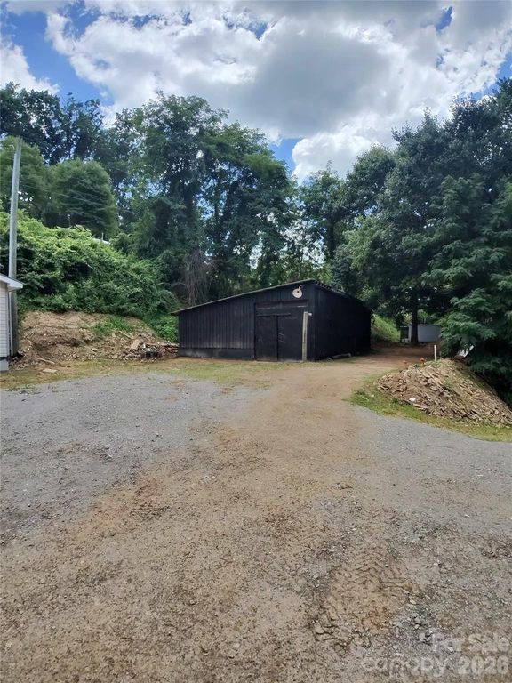 9999 P J Drive, Waynesville, NC 28786