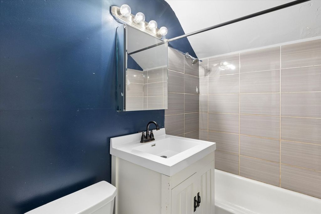 Image 11 of property listing at 440 East Avenue, La Grange, IL 60525