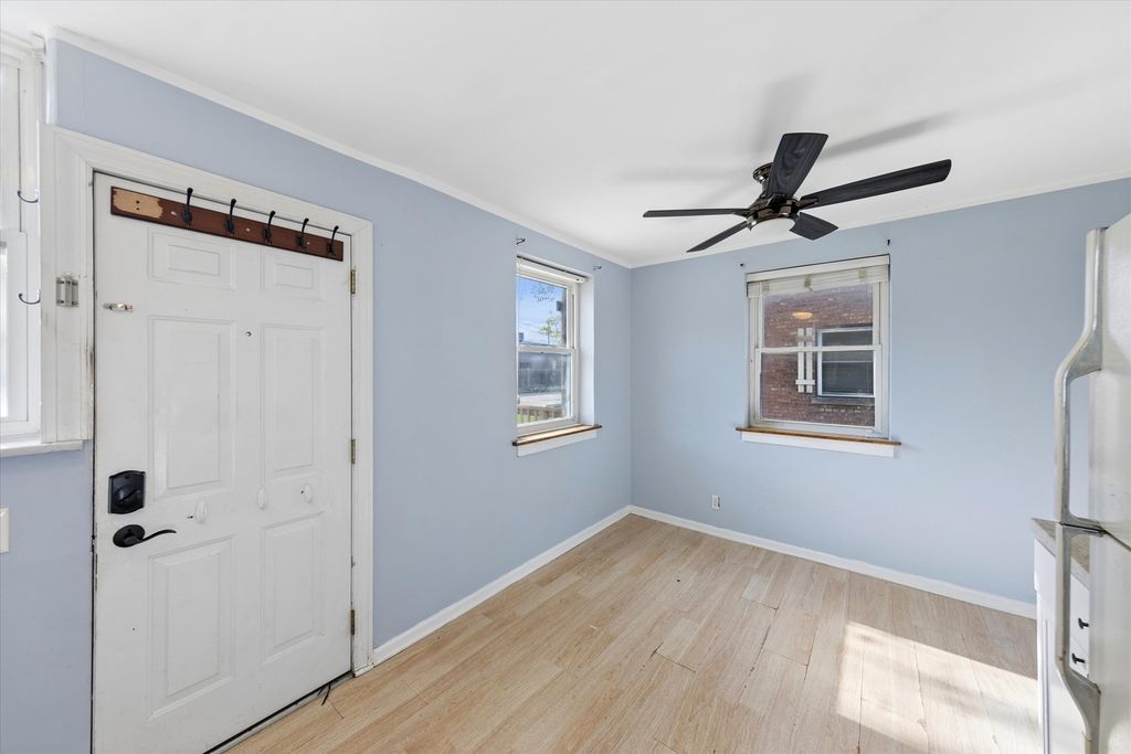 Image 3 of property listing at 440 East Avenue, La Grange, IL 60525