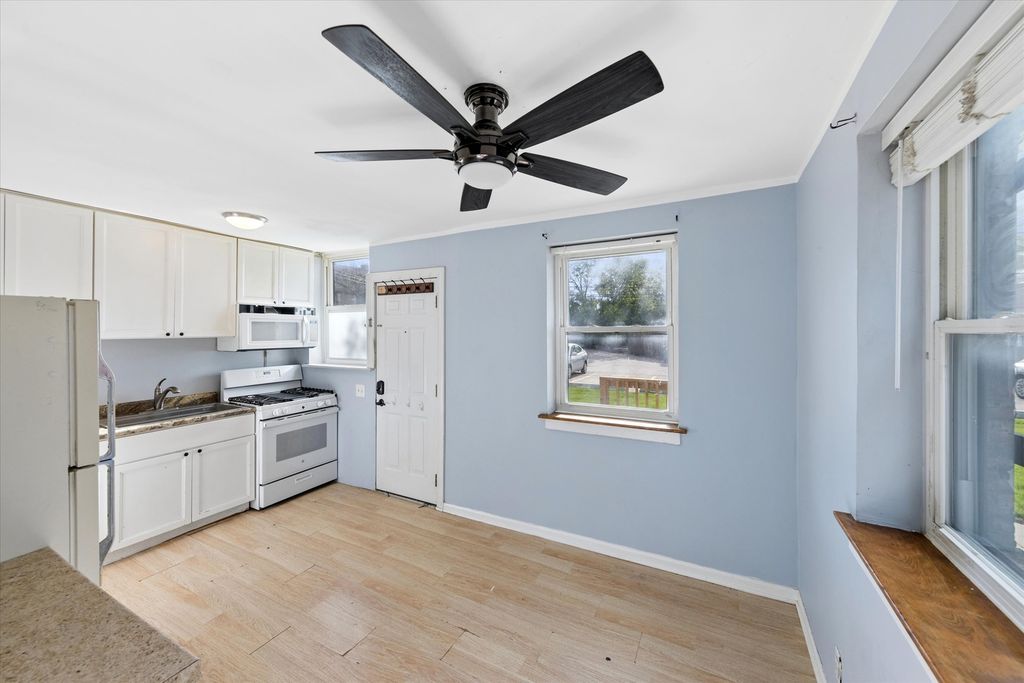 Image 4 of property listing at 440 East Avenue, La Grange, IL 60525