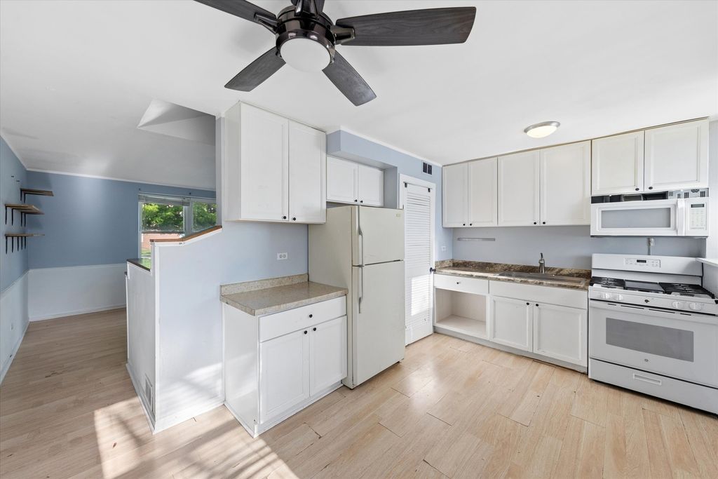 Image 6 of property listing at 440 East Avenue, La Grange, IL 60525