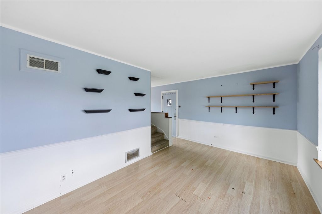 Image 10 of property listing at 440 East Avenue, La Grange, IL 60525