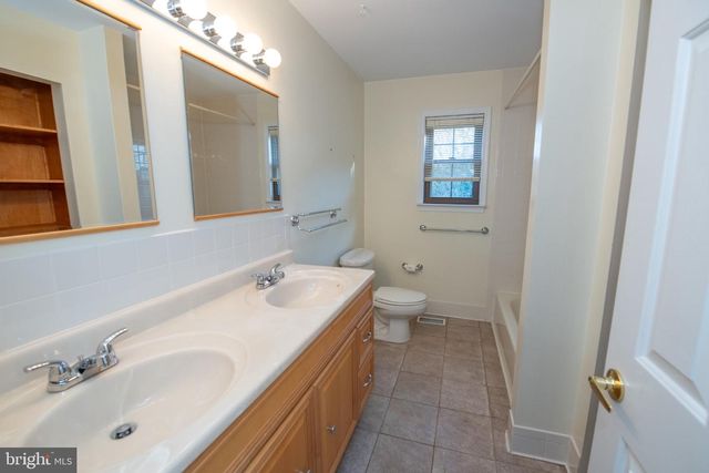 77 HAMPTON DR, Churchville, PA 18966