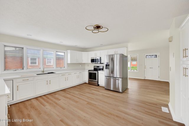 225 Appomattox Rd, Louisville, KY 40214