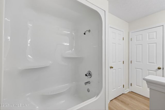 225 Appomattox Rd, Louisville, KY 40214