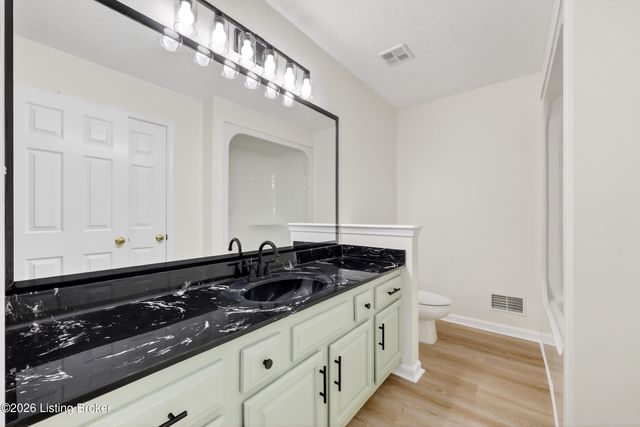 225 Appomattox Rd, Louisville, KY 40214