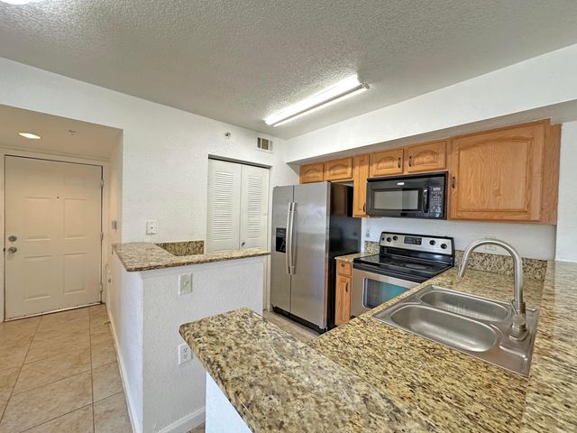 271 SW Palm Dr Apt 104, Port St Lucie, FL 34986