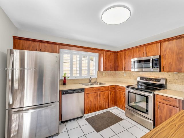 6566 NW 197th Ln, Hialeah, FL 33015