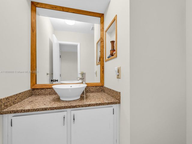 6566 NW 197th Ln, Hialeah, FL 33015