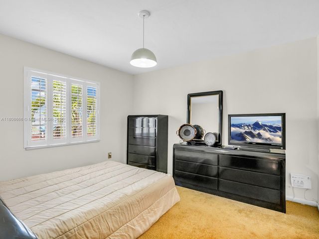 6566 NW 197th Ln, Hialeah, FL 33015