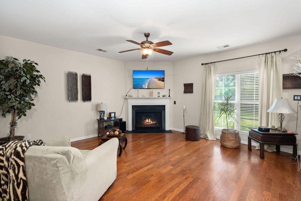 Image 11 of property listing at 2015 Gunpowder Court, Summerville, SC 29485