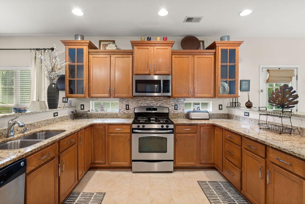 Image 17 of property listing at 2015 Gunpowder Court, Summerville, SC 29485