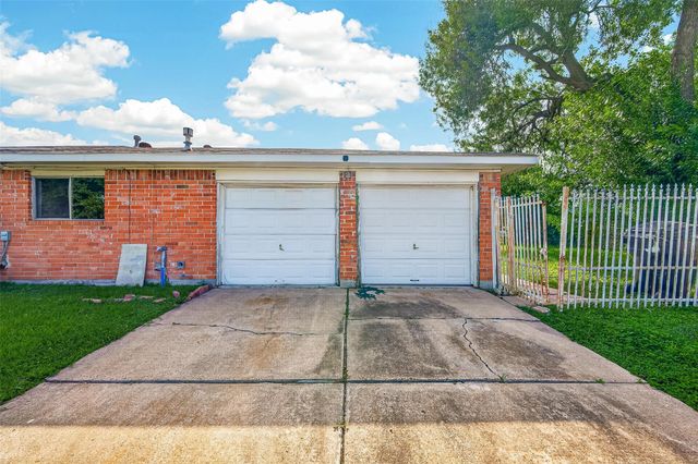 3102 Knotty Oaks Trail, Houston, TX 77045