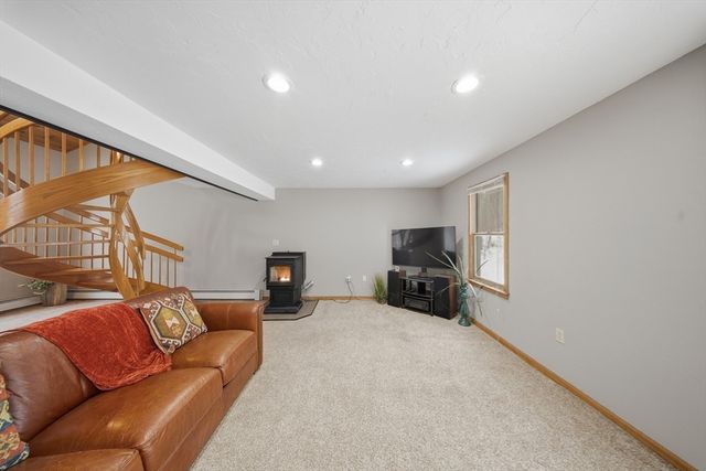 5 S Main St, Northbridge, MA 01534