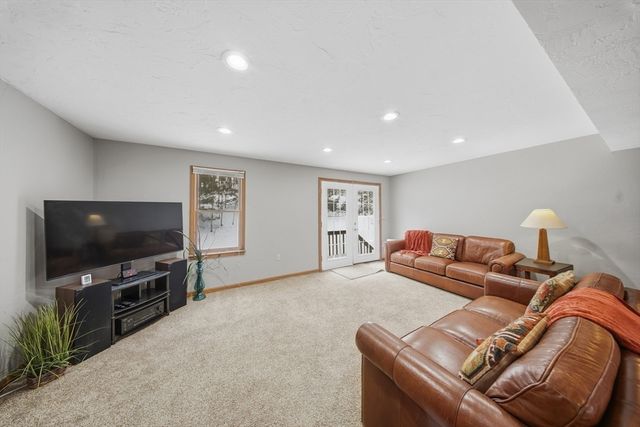 5 S Main St, Northbridge, MA 01534