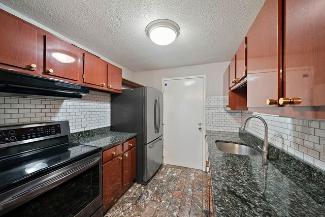 15 Village Rock Ln 2, Natick, MA 01760